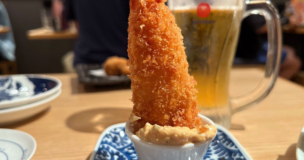 【見た目ヤバい】スシロー系居酒屋「杉玉」のエビフライが攻めすぎ/ 妙に太いのが気になって割ってみると…