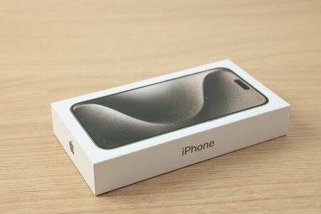 iPhoneなのにカメラレンズがない？ 驚きの製品に「なんだこれ」「製造ミス？」