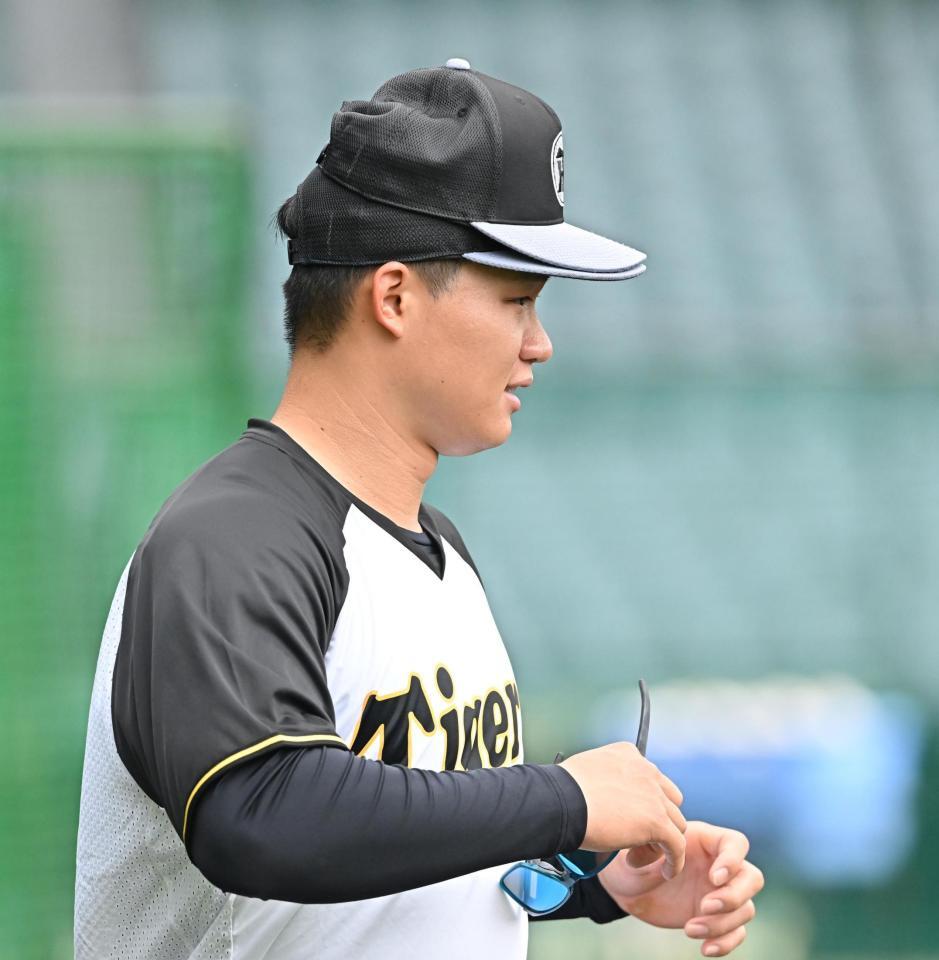 阪神 森下翔太の頭に帽子が２つのほっこり光景→同学年の小幡が笑顔で外す ９月は絶好調の打率・３８９、５本塁打