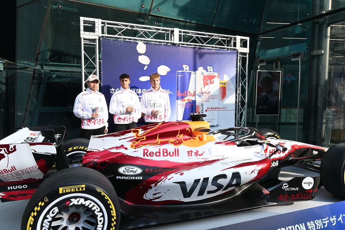 レーシングブルズ日本GP仕様マシンの前にドライバー登場！ 渋谷・神宮前はプチパニックに……初来日リンドブラッド「鈴鹿は勇気を持って攻める」