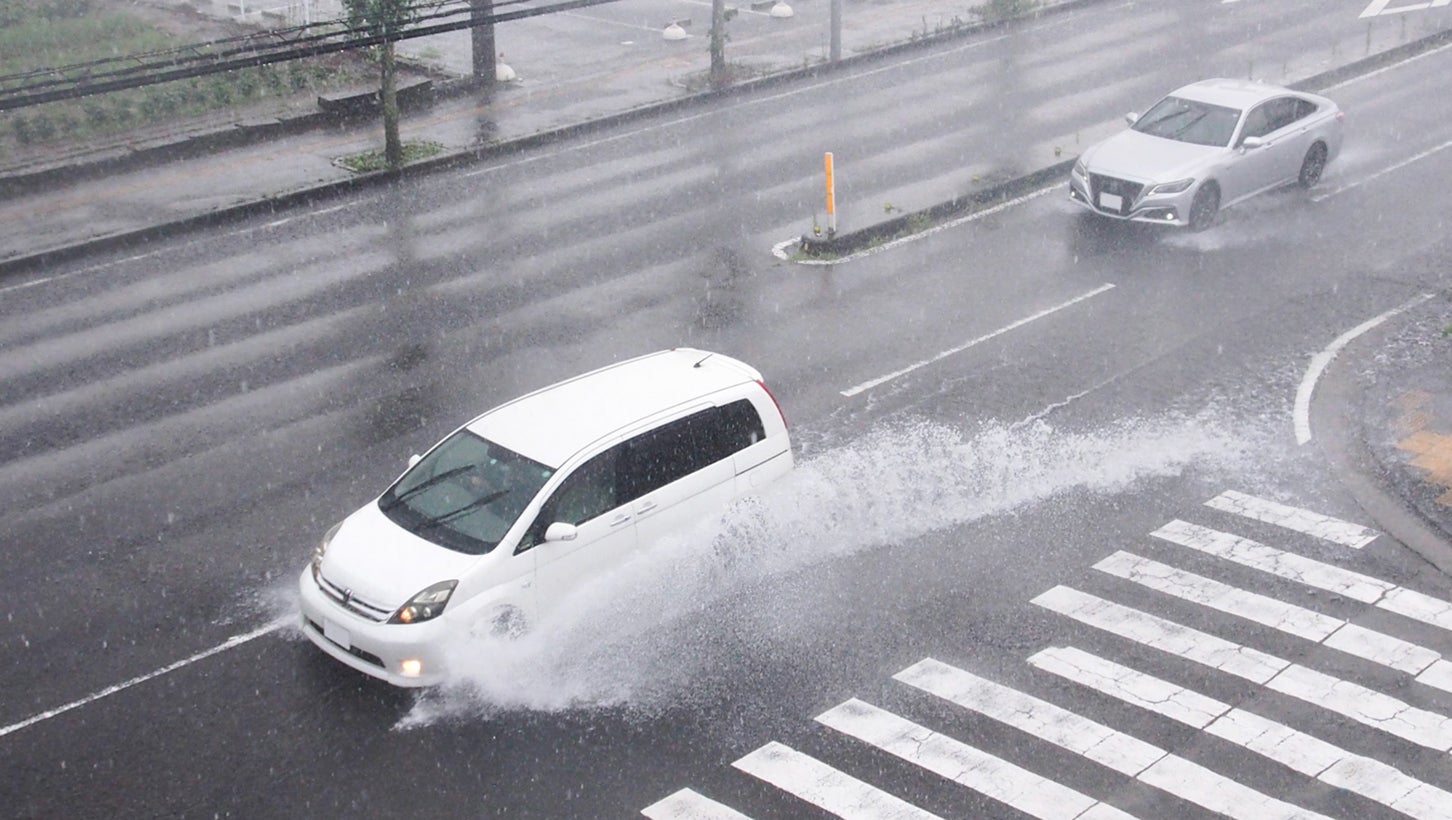 なぜ水たまりができにくい道路が増えたのか？ 雨水を通す舗装のひみつ。【川辺謙一の「道路の科学」Vol.9】