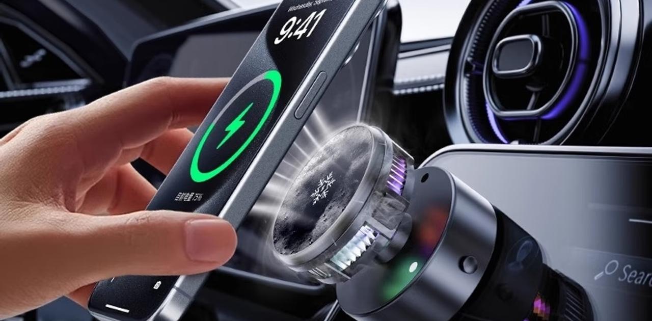 充電しながらスマホを冷やせる携帯ホルダーが便利。夏の車内の熱暴走にも安心です