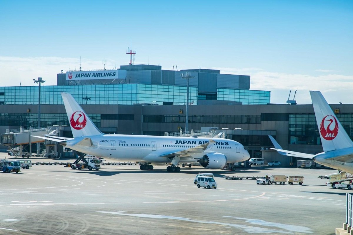 羽田空港の展望デッキでスマホを落としてしまった… 「どうやって撮影したの？」と疑問視される事態に発展