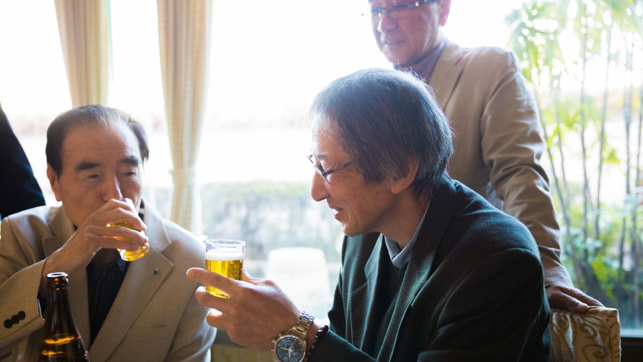 「あのおじいさん、お金はあるのに哀れね…」高級老人ホームの職員たちが陰で辟易する“75歳の裸の王様”。家族から見捨てられた現実から目を背ける、偽りの〈孫自慢〉（THE GOLD ONLINE（ゴールドオンライン））