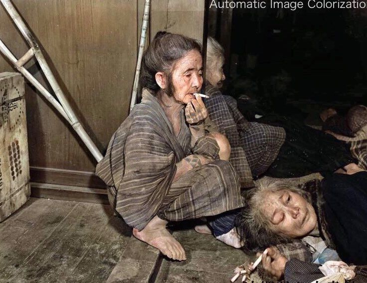 〈写真多数〉うつろな表情でタバコを吸う女性患者、首を切った女性がにらむ目線の先には…カラー化した写真でよみがえる“沖縄戦のリアル”（文春オンライン）