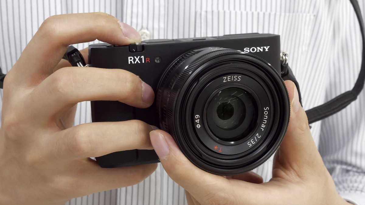 ソニーのレンズ一体型デジカメ「RX1R III」の外観を詳しくチェックしてみた、フルサイズセンサーと35mm単焦点レンズを小型ボディにまとめた逸品
