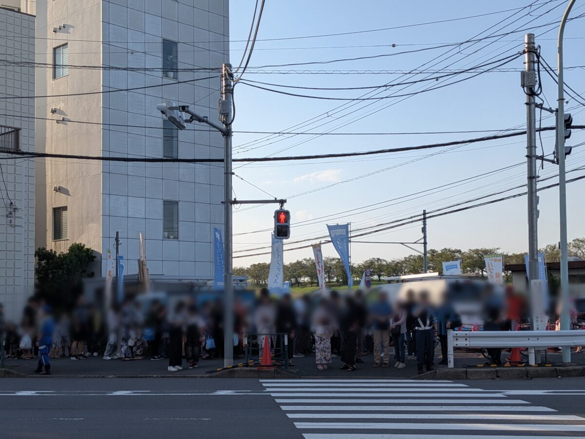 新荒川大橋手前の交差点はめっちゃ行列できてる。