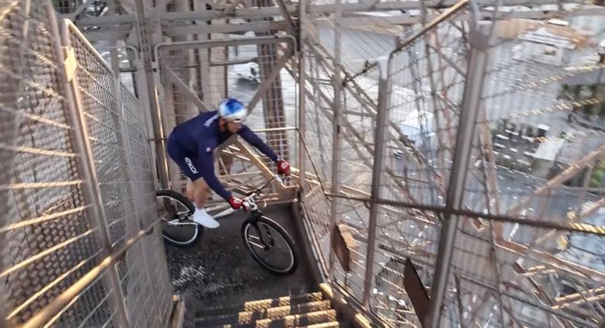 自転車でエッフェル塔の階段上り、６８６段制して世界記録達成 フランス