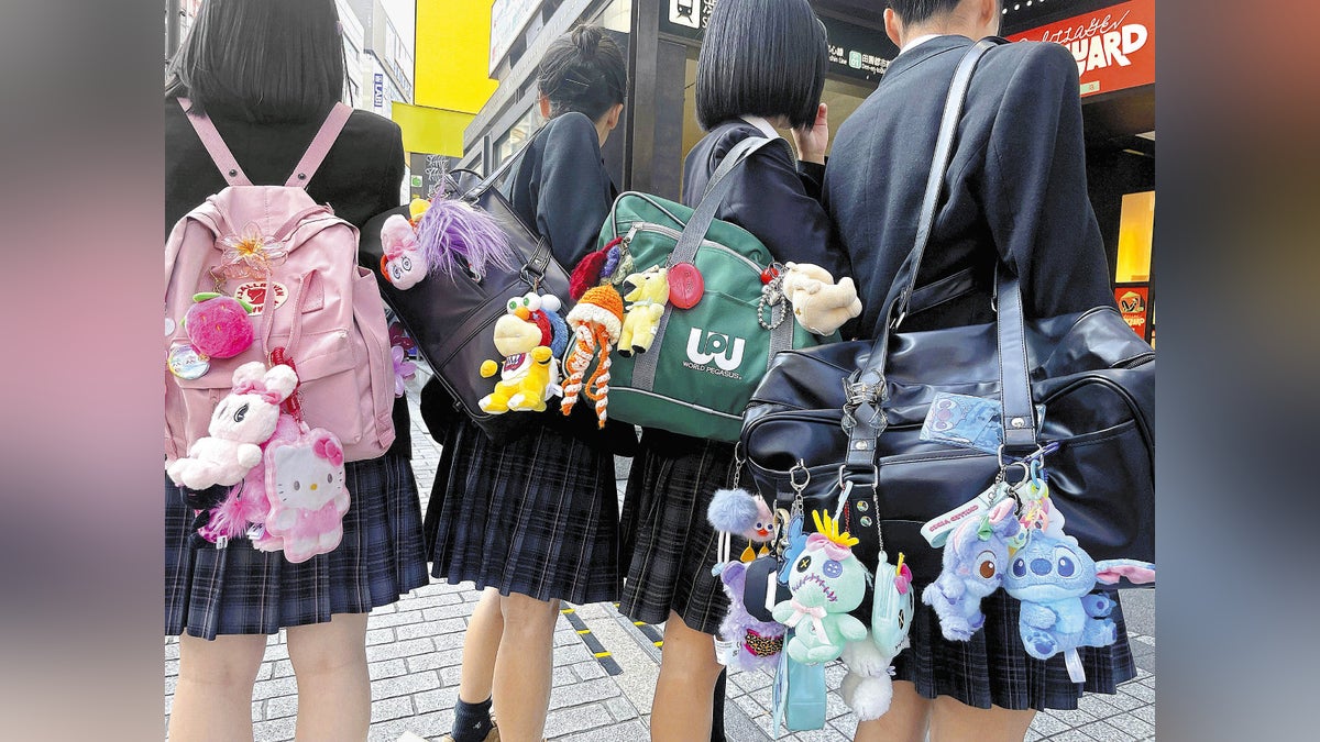 「バッグにぬい」なぜ増えた？ 流行のファッションアイテムでさりげなく伝える「好き」