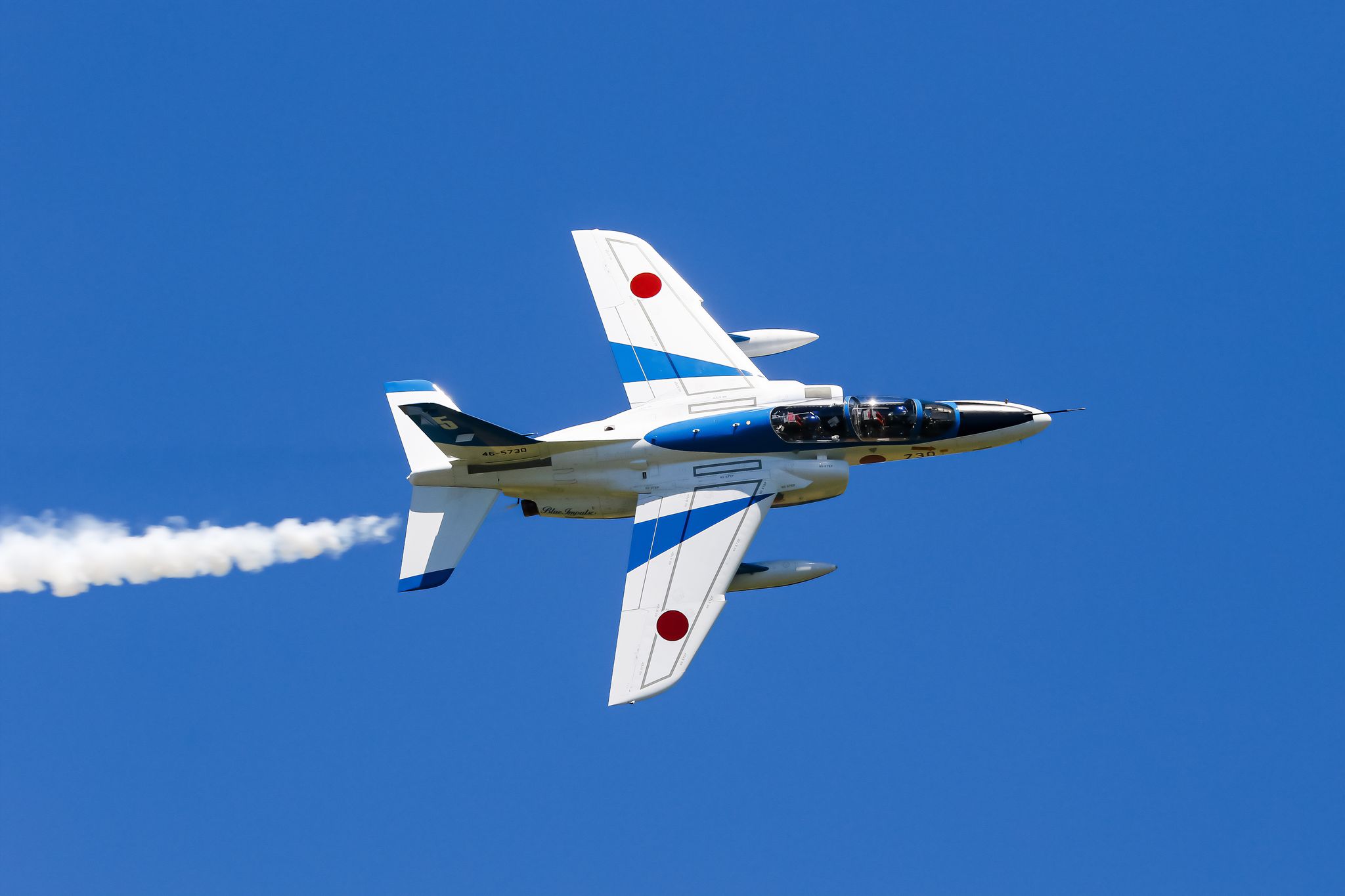ブルーインパルス主翼と機体を分離して…退役機の移設作業を公開 運搬、組み立て、つり上げ、塗装 道の駅に常設展示されるまで