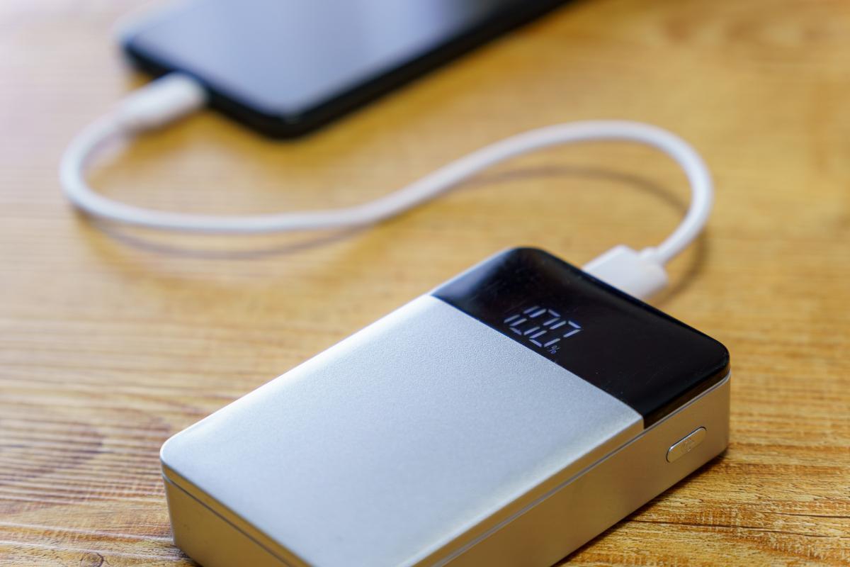 出張に「モバイルバッテリー」を念のため“3個持ち”で空港へ→上司に「罰金100万円になるよ」と言われビックリ！ 実は4月から「持ち込みルール」が変更に!? 注意点を確認