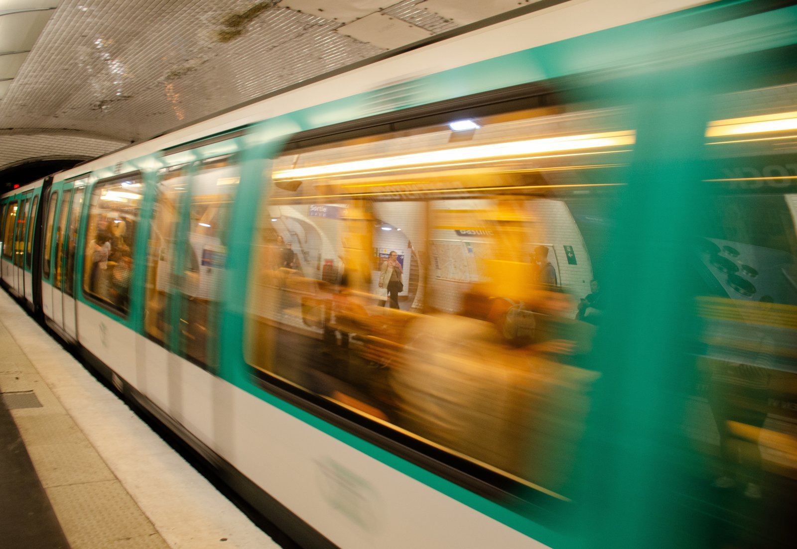 地下鉄運転手が“巨大つけまつげで居眠り”する恐怖の様子に非難殺到…車両が大揺れし乗客が壁に激突（Pen Online）