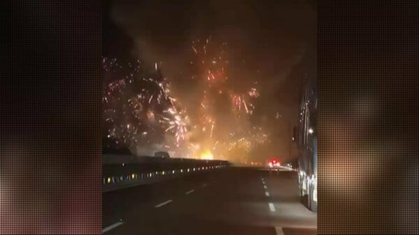 【危険】「すごいわ！怖すぎる！」大渋滞の先で夜空彩る“打ち上げ花火”…高速道路のトラック事故で積み荷が“大爆発” 春節向けの花火か 車降りて見物する人も 中国