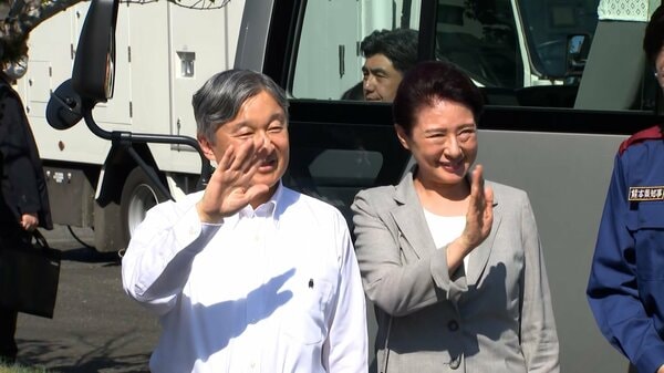 胸元に「くまモン」付け両陛下が被災地・熊本を訪問 被災者お見舞い災害対策尽力者ねぎらわれる 沿道に多くの人「写真は家宝にします」