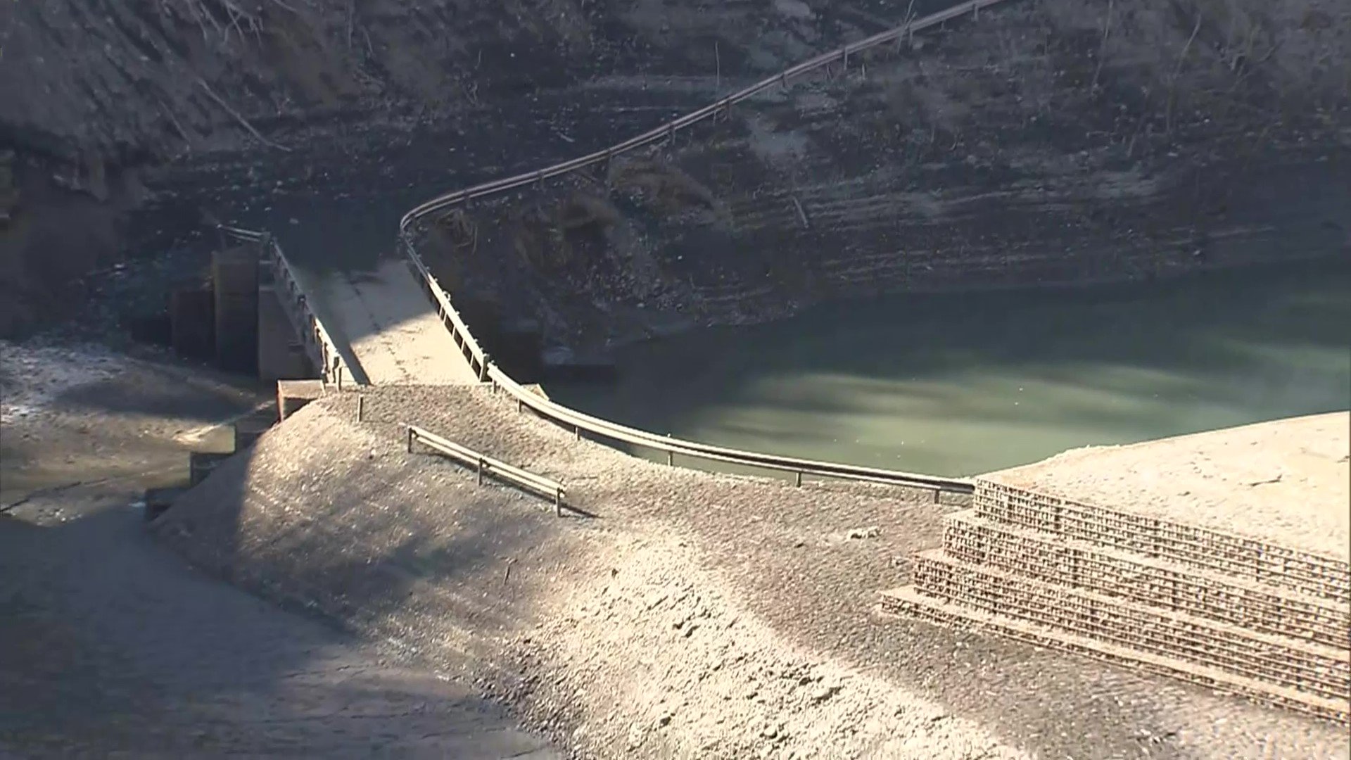 橋や数々の道路標識…記録的少雨で“ダムに沈んだ村”40年ぶりに出現 都心では15日連続“乾燥注意報”「謎の咳」「鼻の違和感」急増