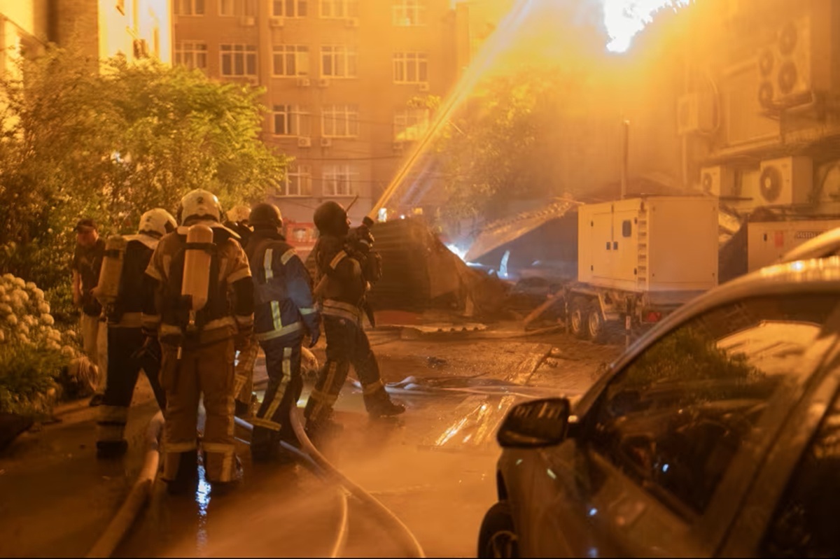 キーウで激しい爆発、ゼレンスキー氏がロシアの「大規模」攻撃に警鐘を鳴らした数時間後