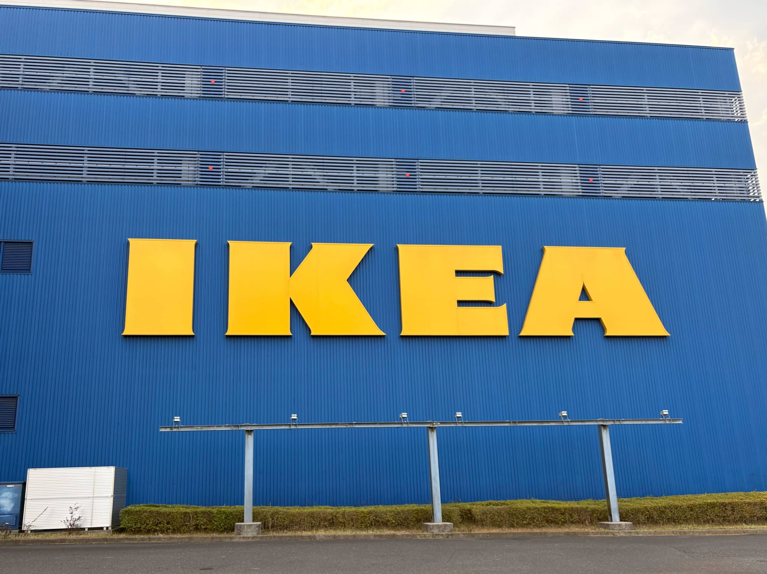 「ビニール傘よりコスパがよい」 IKEAの“599円傘”に高評価の声！「クルマ常備用として最適」「持ち手が太めかつスポンジ付きで持ちやすい」