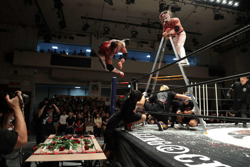 【新日本】デスペラードが葛西純との血みどろ死闘制しＶ６も…ラストのはずが10年後再戦へ