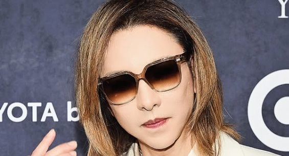 YOSHIKI「今、秋田の居酒屋にいます。誰にも気づかれてません」→ファン驚き「これ気づかれないのwww」「めっちゃYOSHIKIだけどww」（ねとらぼ）