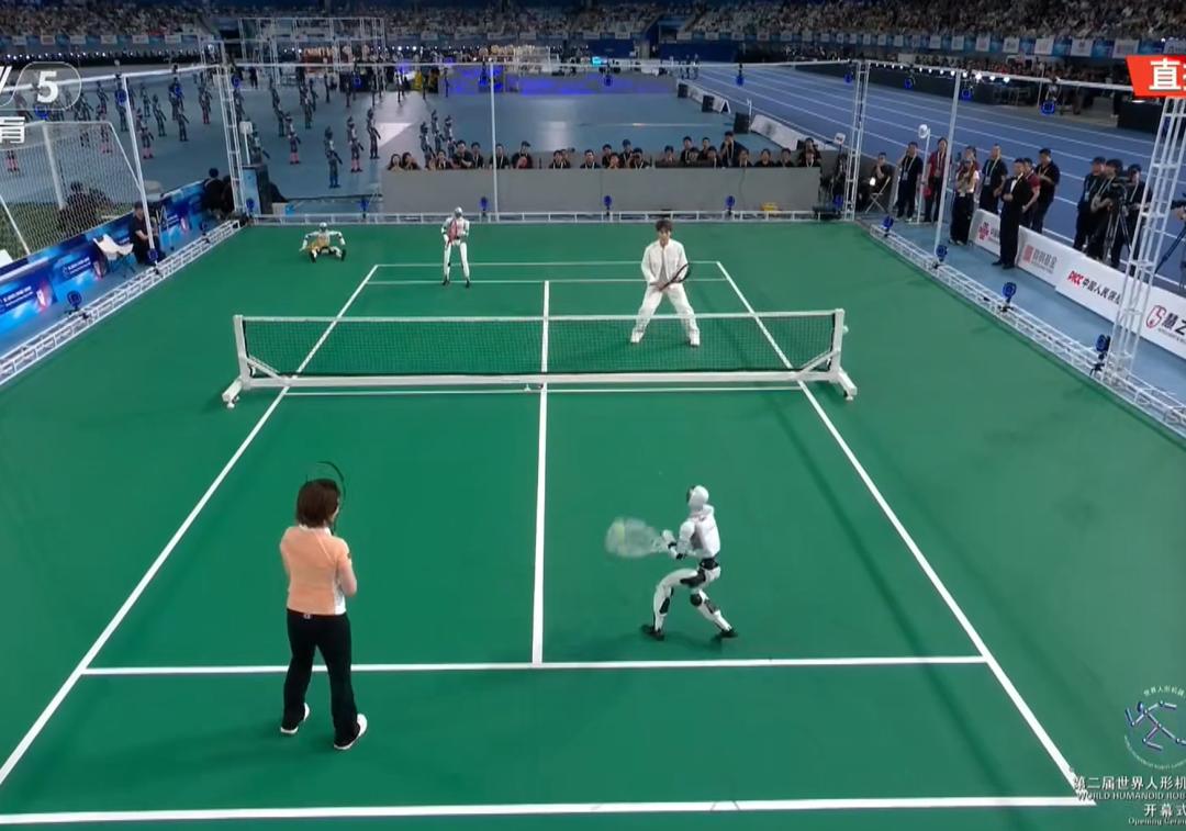 中国の人型ロボット、テニスで人間と対戦。転んでも、自力で立ち上がって試合続行（36Kr Japan）