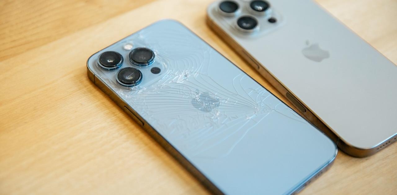 バキバキになったiPhoneと｢iPhone 16 Pro｣を比べてみた
