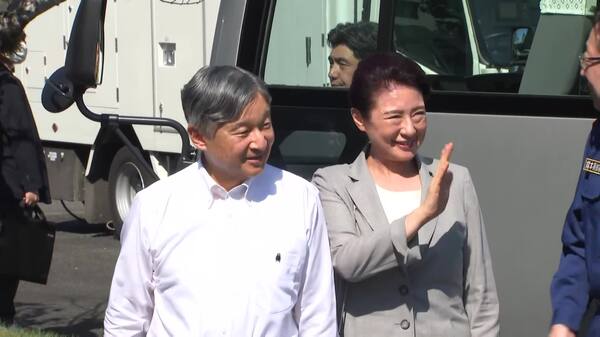 天皇皇后両陛下が被災地・熊本で被災者らお見舞い 胸元には「くまモン」 バスの窓開け沿道の人々に笑顔で応えられる