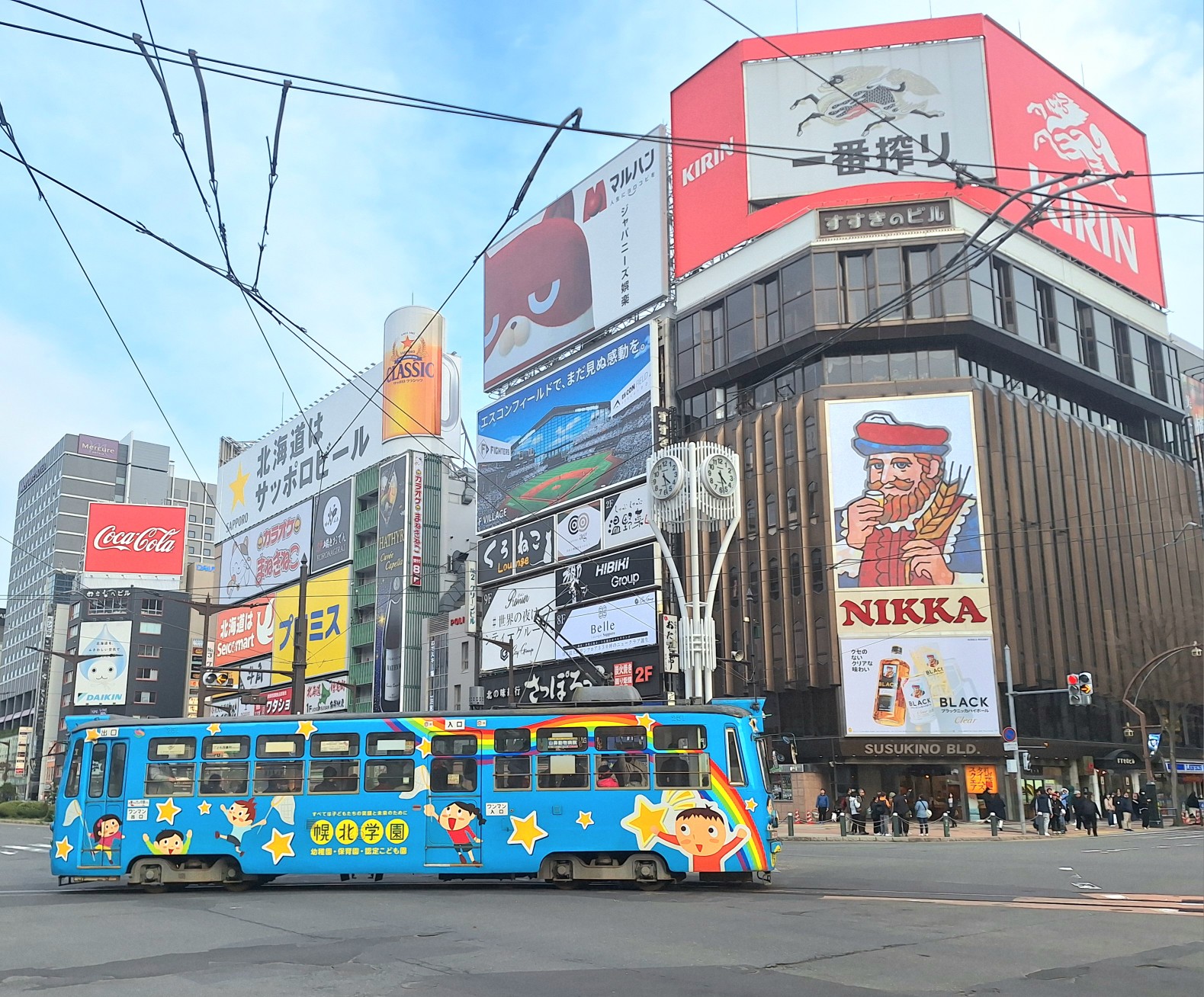 ススキノの顔「ニッカおじさん」5代目登場、初代から見比べてみよう