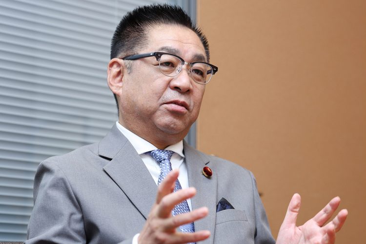 《自維連立のキーマンに重大疑惑》維新国対委員長の遠藤敬・首相補佐官に秘書給与800万円還流疑惑 元秘書の証言「振り込まれた給料の中から寄付する形だった」「いま考えるとどこかおかしい」