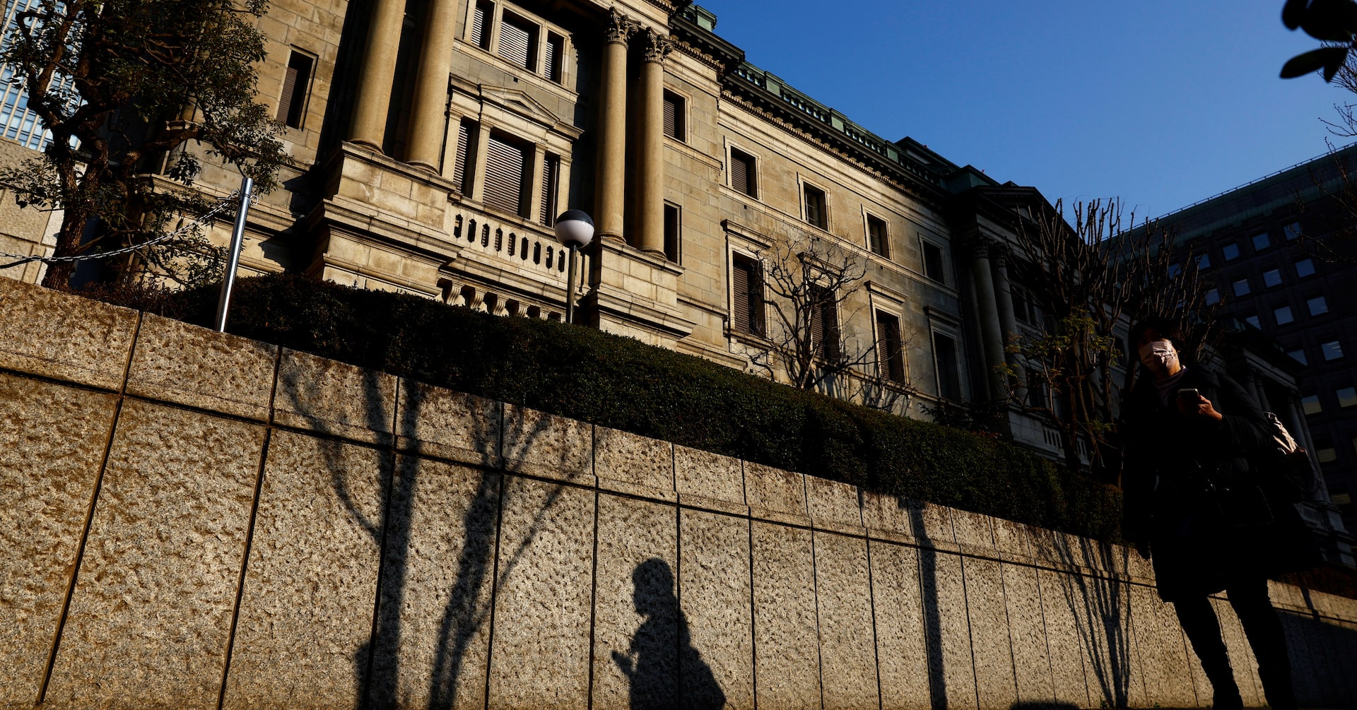 日銀、金融政策の維持決定 食品高騰で25年度物価見通し引き上げ
