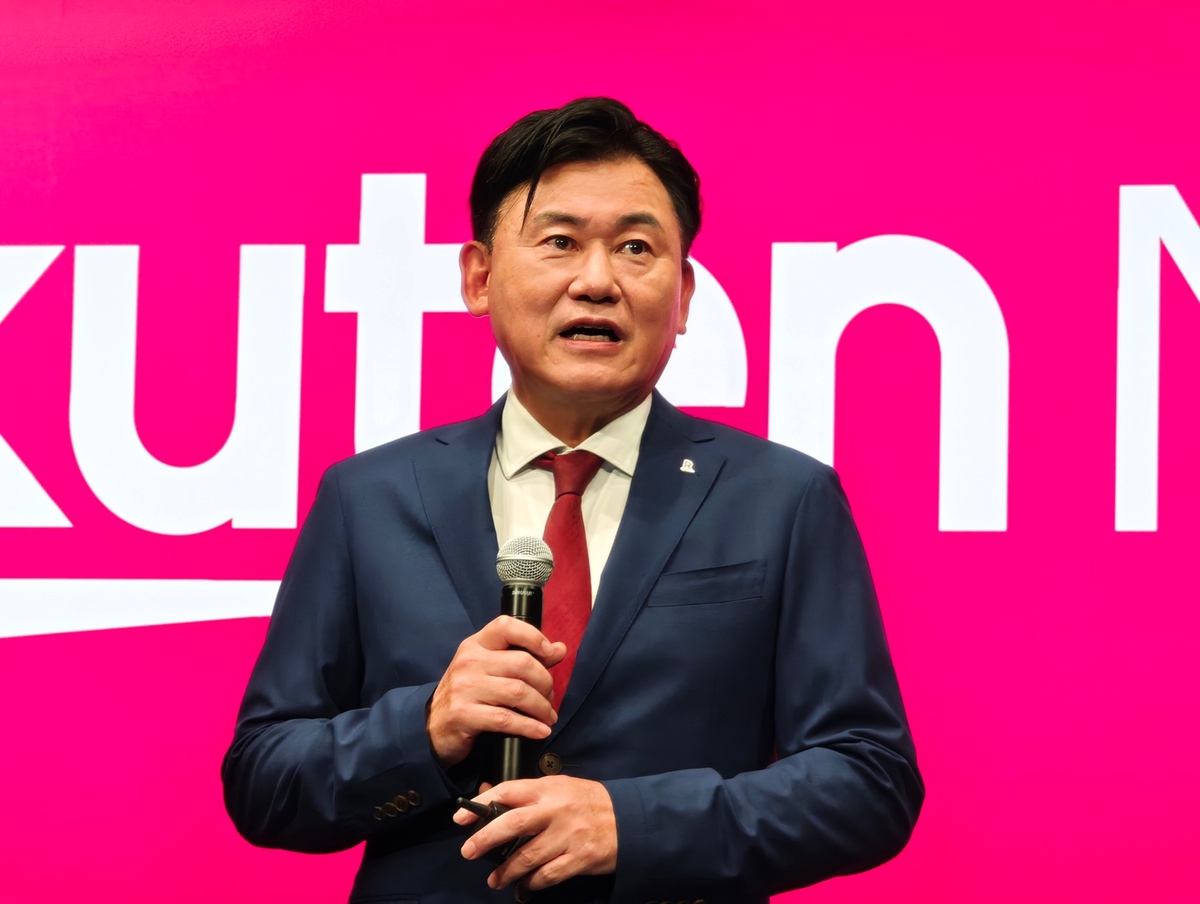 楽天モバイル“値上げしない宣言”に他社が苦言 「自分たちでネットワークを構築しないくせに」