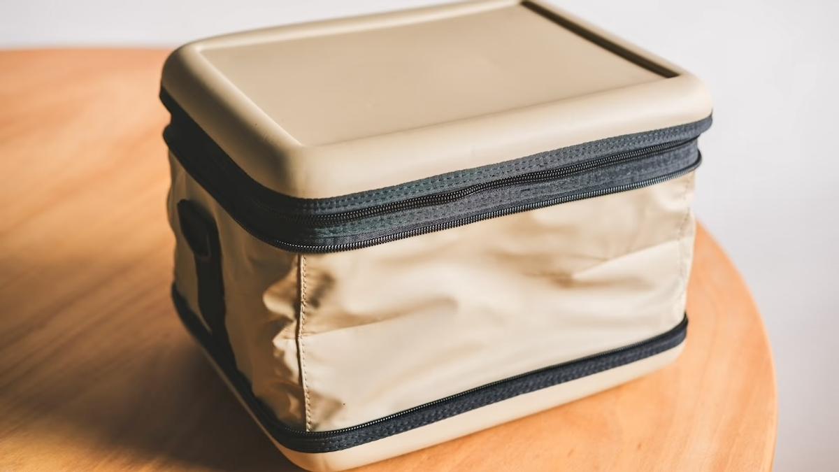 無印良品の「たためるソフトクーラーバッグ」が、保冷力ばっちり。8時間後もドリンクがキンキンなんだ