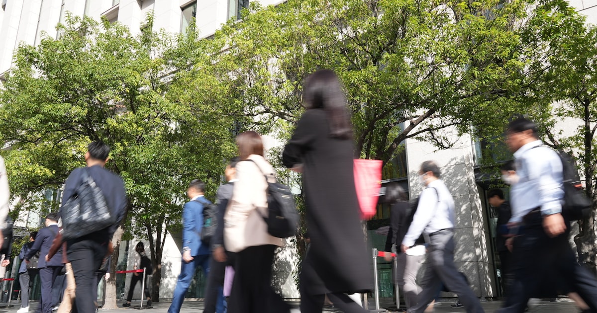 日本人は「不幸せ」？ 幸福度調査の世界順位、低いワケは