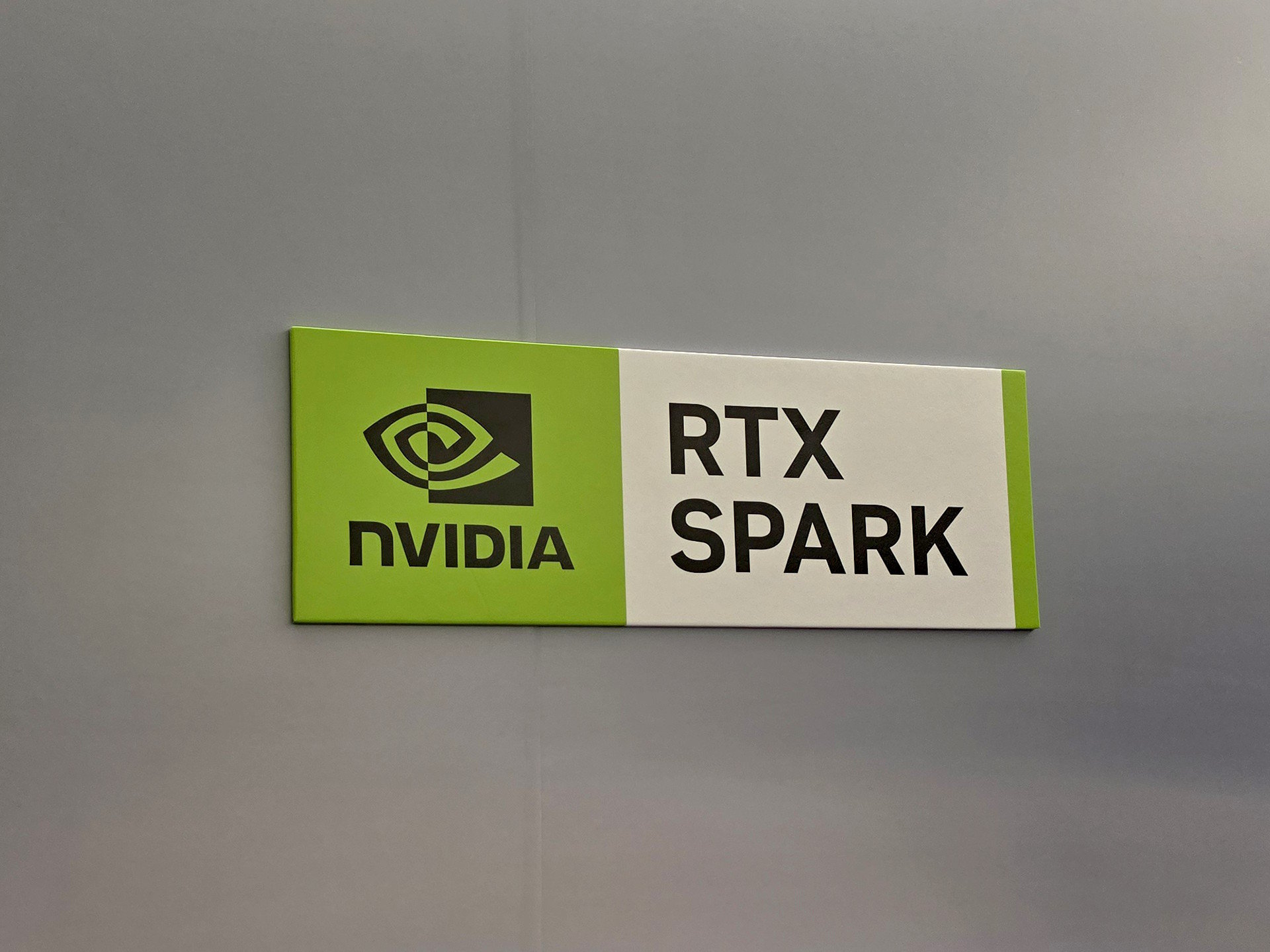 コンパクトボディーにスパコン並みのAI性能！ 「NVIDIA RTX Spark」搭載ミニデスクトップPCを見てきた（1/2 ページ）
